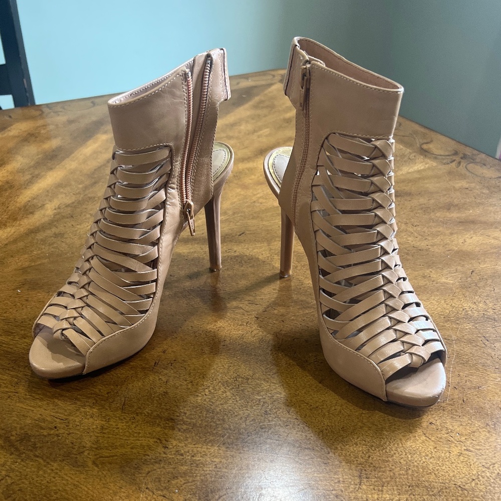 Heel shoes